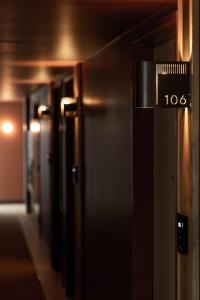 rząd drzwi w korytarzu z napisem w obiekcie Hotel Marvell Byron Bay w mieście Byron Bay