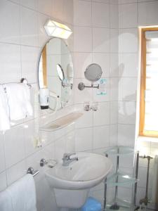 Koupelna v ubytování Hotel Schwarzenbergs Traube + 37 fotografií