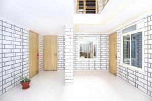 un corridoio con pareti e finestre in piastrelle bianche di Super OYO Hotel Continental Inn 42 a Chandīgarh