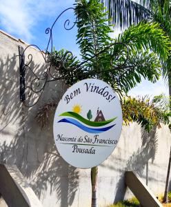 a sign for a restaurant in front of a building at Pousada Nascente do São Francisco in Vargem Bonita