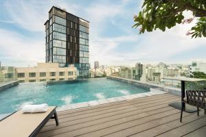 Bazén v ubytování M City Hotel Saigon nebo v jeho okolí