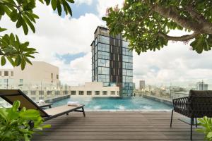 Bazén v ubytování M City Hotel Saigon nebo v jeho okolí