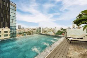 Bazén v ubytování M City Hotel Saigon nebo v jeho okolí
