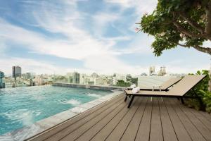 Bazén v ubytování M City Hotel Saigon nebo v jeho okolí