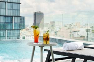 Bazén v ubytování M City Hotel Saigon nebo v jeho okolí