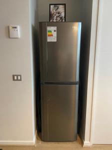 - un réfrigérateur en acier inoxydable dans l'angle de la pièce dans l'établissement Departamento Vista Río, Valdivia, à Valdivia
