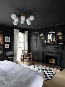 um quarto preto com uma cama e uma lareira em MrNomad Boutique Hotel Parisian Townhouse em Dallas
