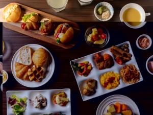 松山Hotel Vista Matsuyama的一张木桌，上面摆放着几盘食物。