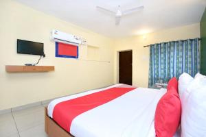 1 dormitorio con 1 cama grande y TV en la pared en Hotel Rajmahal, en Jalandhar