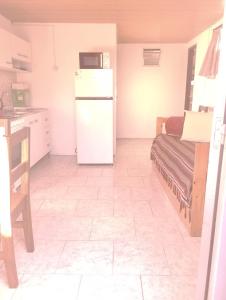 帕洛瑪的住宿－Tákate DoS，一间带冰箱和桌子的小厨房