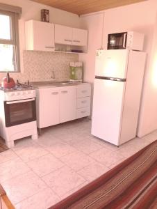 帕洛瑪的住宿－Tákate DoS，厨房配有白色冰箱和炉灶。