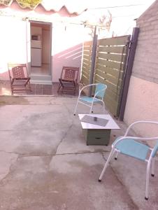 twee stoelen en een tafel op een patio bij Tákate DoS in La Paloma