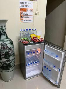 - un petit réfrigérateur avec une porte ouverte à côté d'un vase dans l'établissement Thong Sai Homstay BETONG -ทองใสโฮมสเตย์-, à Betong