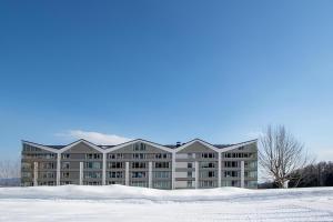 un gran edificio de apartamentos en la nieve en The Maples Niseko en Niseko