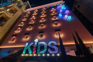 Jangyu Almond Kids Hotel في Gimhae: مبنى عليه لافته