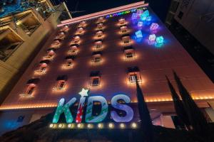 Večerní zábavní program pro hosty v ubytování Jangyu Almond Kids Hotel
