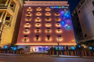 ein Hotel mit Lichtern an der Seite eines Gebäudes in der Unterkunft Jangyu Almond Kids Hotel in Gimhae