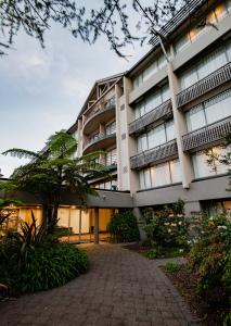 apartamentowiec z przejściem przed nim w obiekcie Waipuna Hotel & Conference Centre w Auckland