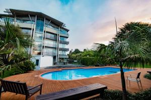 een zwembad voor een gebouw bij Waipuna Hotel & Conference Centre in Auckland