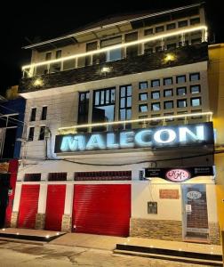 un bâtiment avec un panneau sur son côté dans l'établissement Hotel Malecon Puerto Berrio, à Puerto Berrío