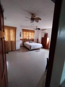 Tempat tidur dalam kamar di Casa de Rojo 3 Bedroom house with private Pool and all amenities