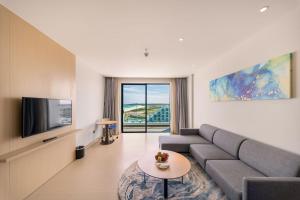 TV a/nebo společenská místnost v ubytování The Empyrean Cam Ranh Beach Resort