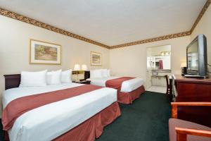 Un pat sau paturi într-o cameră la Americas Best Value Inn - Sky Ranch Palo Alto