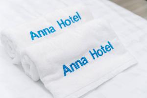 Anna Hotel Binh Duong في Bến Cát: منشفة بيضاء مكتوب عليها فندق امانا