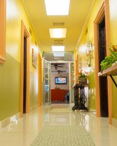 einen leeren Flur eines Krankenhauses mit gelben Wänden und gelben Decken in der Unterkunft Hotel Reynieri in Comayagüela