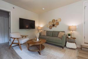 Una sala de estar con un sofá verde y una mesa. en Sage Haven #3, en Johnson City