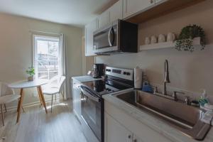 una cocina con fregadero y estufa horno superior en Sage Haven #3, en Johnson City 16 fotos más