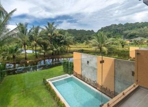 uma vista sobre uma piscina num quintal com palmeiras em Sevens Paradise Pool Villa - Koh Chang em Ko Chang