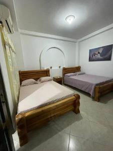 1 Schlafzimmer mit 2 Betten in einem Zimmer in der Unterkunft Para buenos gustos, buen confort in Tumba