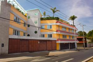 メキシコシティにあるLa Casa del Reloj - Zona de Hospitalesの通路側の建物