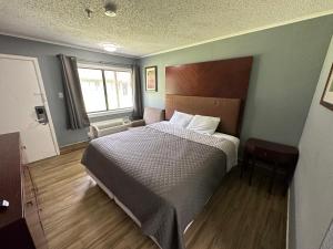 Postel nebo postele na pokoji v ubytování Studio Suites + 7 fotografií