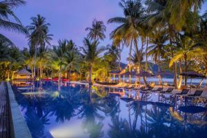 una piscina en un complejo con palmeras y sillas en Ocean Grove Pool Villa - Koh Chang, en Ko Chang
