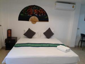 Postel nebo postele na pokoji v ubytování Phratamnak Inn - 100 meter from Beach