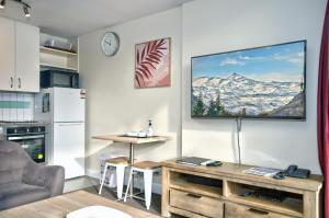 Kuchyň nebo kuchyňský kout v ubytování The Whistler Holiday Apartments