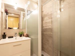 La salle de bains est pourvue d'un lavabo et d'une douche. dans l'établissement Studio Saint-Lary-Soulan, 1 pièce, 4 personnes - FR-1-296-473, à Saint-Lary-Soulan