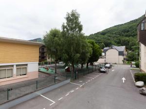 Une rue vide dans une petite ville avec un arbre dans l'établissement Studio Saint-Lary-Soulan, 1 pièce, 4 personnes - FR-1-296-473, à Saint-Lary-Soulan