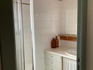 Koupelna v ubytování Maison Indépendante proche plages avec jardin et WiFi, Locmaria - FR-1-418-233 + 17 fotografií