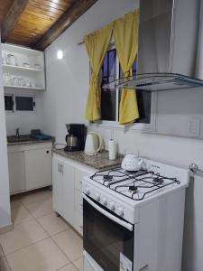 Köök või kööginurk majutusasutuses FRALU alojamiento