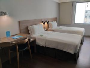Postel nebo postele na pokoji v ubytování Just Sleep Kaohsiung Zhongzheng