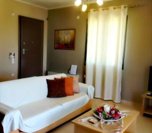 - un salon avec un canapé blanc et une table dans l'établissement VISTA DI MARE, à Lixouri