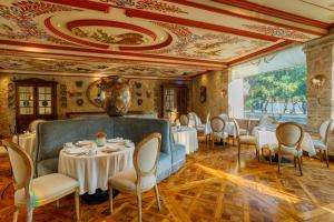 - un restaurant avec des tables et des chaises dans une salle dans l'établissement Quinta Real Guadalajara, à Guadalajara