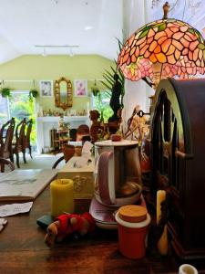 sweet home في ريتشموند: طاولة مع آلة صنع القهوة وغلاية الشاي