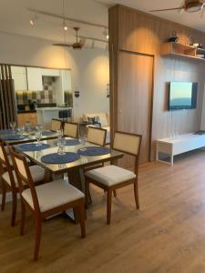 a dining room with a table and chairs at Apartamento Renovado na beira da Praia in Vila Velha