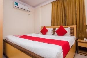 Postel nebo postele na pokoji v ubytování Capital O Orbit Inn Near Infiniti Mall