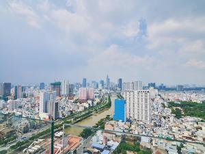 Blick auf eine Stadt mit hohen Gebäuden in der Unterkunft 2 Bedrooms City View The Gold View in Ho-Chi-Minh-Stadt