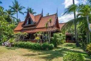 dom z czerwonym dachem i palmami w obiekcie Five Islands Beach House Samui w mieście Nathon Bay